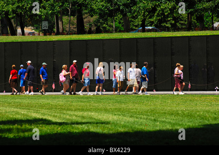 Besucher bei den Vietnam Veterans Memorial Wall, Washington, D.C., USA Stockfoto