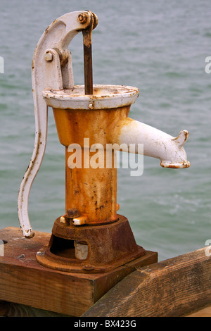 Wasserpumpe am Angelsteg Stockfoto