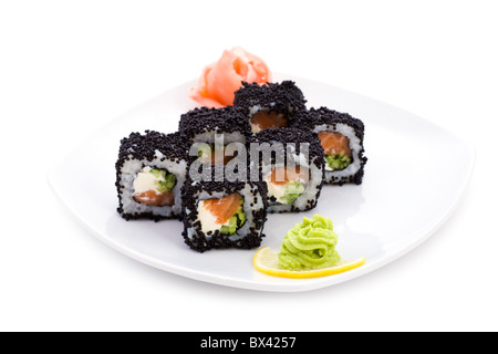 Bild von Carolina Maki Sushi Rollen in schwarzem Kaviar serviert mit eingelegtem Ingwer und wasabi Stockfoto