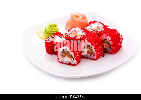 Bild von Tokio Maki Sushi Rollen in rotem Kaviar serviert mit eingelegtem Ingwer und wasabi Stockfoto