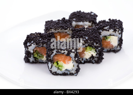 Bild von Maki Sushi Rollen in schwarzem Kaviar Stockfoto
