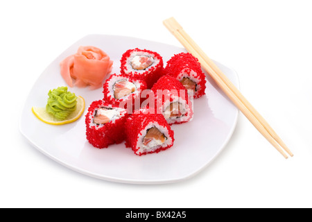 Bild von Maki Sushi Rollen in rotem Kaviar serviert mit eingelegtem Ingwer und wasabi Stockfoto