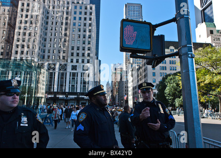 USA, New York, Manhattan, Polizisten auf der 5th avenue Stockfoto