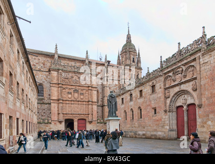Universität von Salamanca. Patio de Las Escuelas Menores mit Fray Luis de León statue Stockfoto