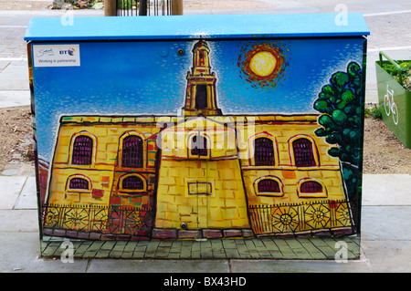 Eine Telefon-Anschlussdose, die mit einem Gemälde von einer nahen Kirche von der Streetart-Künstler Morganic eingerichtet hat. Stockfoto