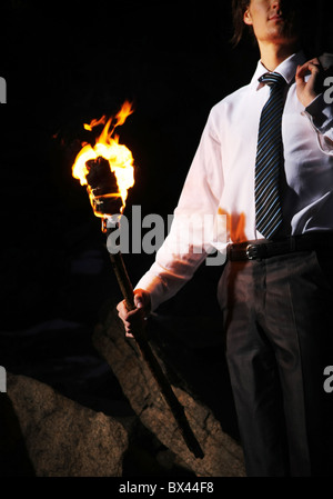 Bild der Geschäftsmann mit Flamme in der Dunkelheit Stockfoto