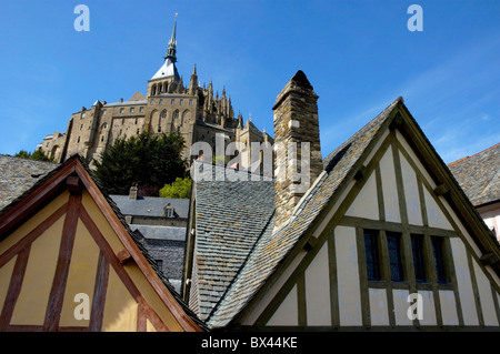 Typische Häuser in der Altstadt rund um Mont-Saint-Michel, ein befestigtes mittelalterliches Kloster auf einer Insel in der Normandie, Frankreich. Stockfoto