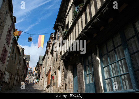 Rue du Jerzual in der mittelalterlichen Stadt Dinan, Bretagne, Frankreich. Stockfoto