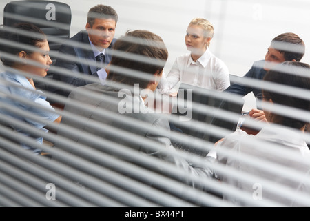 Ansicht von hinten Jalousie Mitarbeiter Interaktion bei Arbeitstreffen Stockfoto