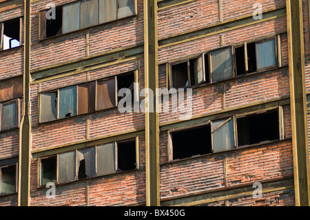 Fassade des heruntergekommenen Builidng, Vitkovice Eisen- und Stahlwerken, Ostrau, Mährisch-Schlesische Region, Tschechien Stockfoto