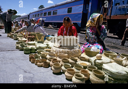 Tarahumaran Frauen verkaufen Kunsthandwerk am Bahnhof in Divisadero, Chihuahua, Mexiko. Stockfoto