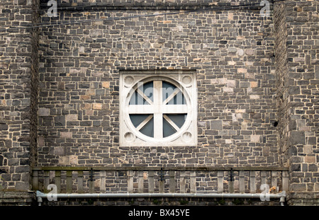 Detail der Fassade des neuromanischen Basaltstein Kirche von St Emeric (Szent Imre) in Badacsonytomaj, Ungarn Stockfoto