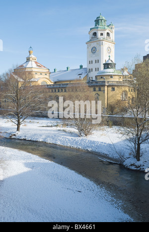 Winterlandschaft mit Jugendstil-Badehaus in München Stockfoto