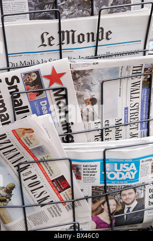 Internationale Zeitungen aus der ganzen Welt zum Verkauf in einem Zeitschriftenhandel, Oxford, UK. Stockfoto