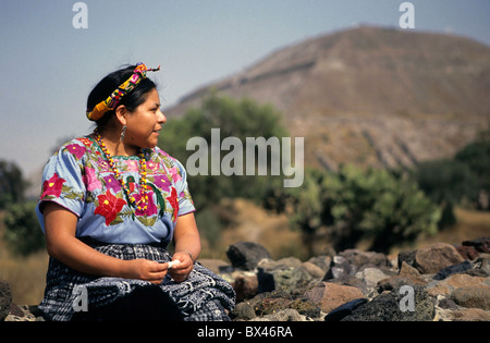 Porträt von 1992 Friedensnobelpreisträgerin Rigoberta Menchú vor der Sonnenpyramide, Teotihuacan, Mexiko. Stockfoto