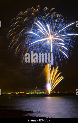 Feuerwerk über dem Eastbourne Pier Stockfoto