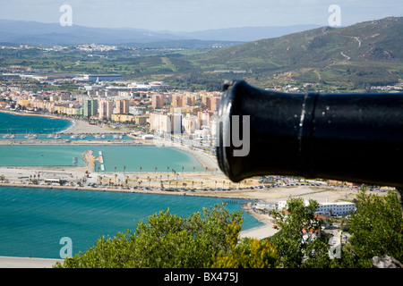 Auf der Suche nach Spanien über Gibraltar Flughafen mit einem historischen britischen / englischen Kanone Geschütz im Vordergrund. Felsen von Gibraltar. Stockfoto