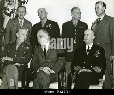 CASABLANCA-Konferenz Januar 1943 amerikanische Prinzipale mit Roosevelt Zentrum sitzen. Siehe Beschreibung unten für alle Namen. Stockfoto