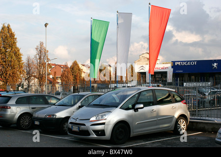 Autos vor einem Showroom in Italien Stockfoto