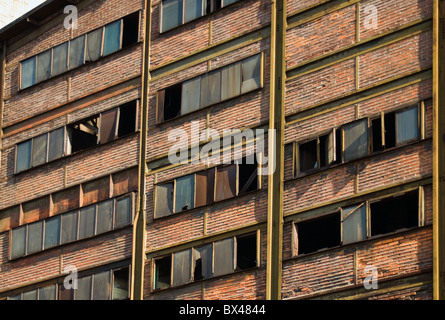 Fassade des heruntergekommenen Builidng, Vitkovice Eisen- und Stahlwerken, Ostrau, Mährisch-Schlesische Region, Tschechien Stockfoto