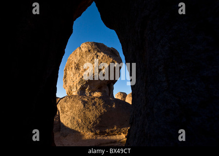 30 Millionen Jahren aus vulkanischer Asche gebildet dominieren vor, einzigartige Felsformationen jetzt City of Rocks State Park in New Mexico, USA. Stockfoto