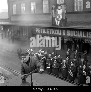 Tschechoslowakei - Prag 1949. Band spielt Volksmusik und riesige Klement Gottwlad Porträt hängt vom Gebäude während der Stockfoto