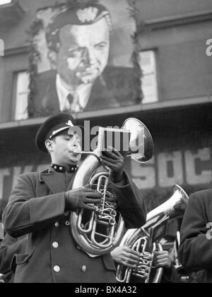 Tschechoslowakei - Prag 1949. Band spielt Volksmusik und riesige Klement Gottwald Portrait hängt vom Gebäude während der Stockfoto