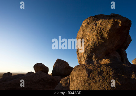 30 Millionen Jahren aus vulkanischer Asche gebildet dominieren vor, einzigartige Felsformationen jetzt City of Rocks State Park in New Mexico, USA. Stockfoto