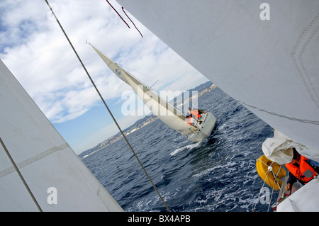 Zwei Yachten Segeln im Meer, Marseille, Frankreich. Stockfoto