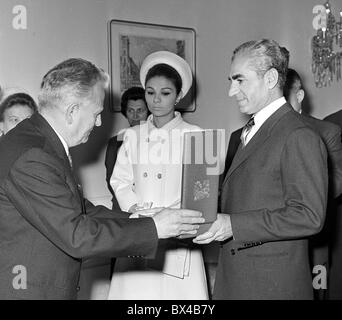 Schah Mohammad Reza Pahlavi, Farah Diba, Antonin Novotny, Award, Orden des weißen Löwen Stockfoto