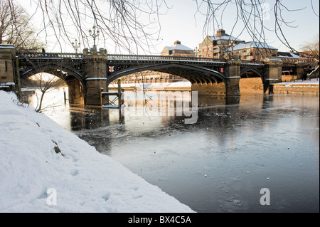 Skeldergate Bridge in York überquert gefrorenen Fluss Ouse mit den Postern Close Wohnungen in der Ferne. Stockfoto