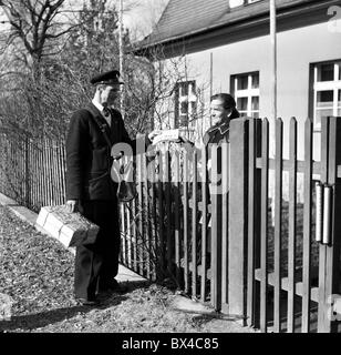 Tschechoslowakei - Brezova 1950. Postamt Mitarbeiter liefert Paket. CTK Vintage Photo Stockfoto