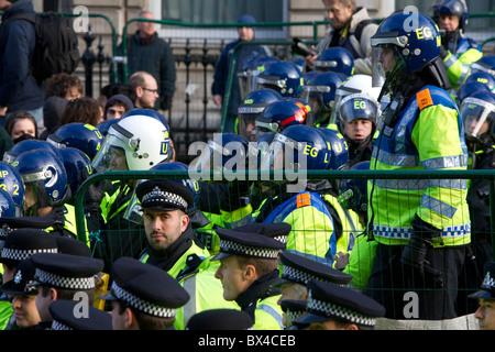 Studenten demonstrieren gegen Erhöhung der Studiengebühren, Whitehall, London, November 2010 Stockfoto