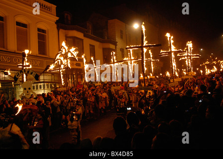 Lewes traditionelle Lagerfeuer Parade feiern Guy Fawkes und Bonfire Night, Lewes, UK Stockfoto