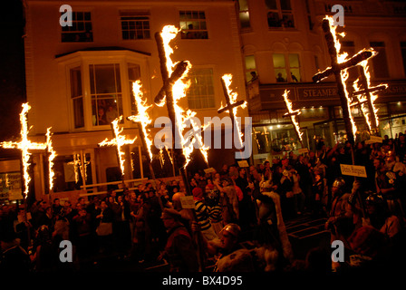 Lewes traditionelle Lagerfeuer Parade feiern Guy Fawkes und Bonfire Night, Lewes, UK Stockfoto