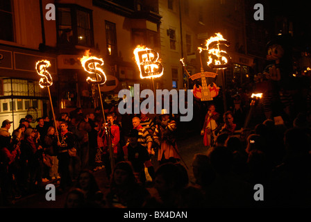 Lewes traditionelle Lagerfeuer Parade feiern Guy Fawkes und Bonfire Night, Lewes, UK Stockfoto