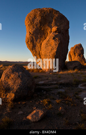 30 Millionen Jahren aus vulkanischer Asche gebildet dominieren vor, monolithischen Felsformationen City of Rocks State Park in New Mexico, USA. Stockfoto