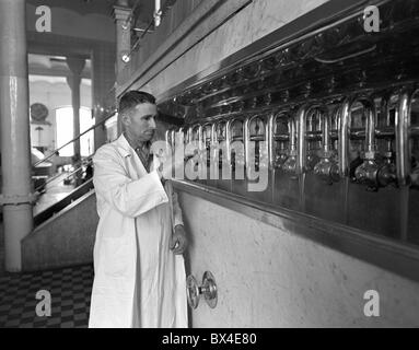 Budvar Bier Brauerei Arbeiter steuert Brauprozess. Tschechoslowakei 1963. (CTK Foto / Jovan Dezort) Stockfoto