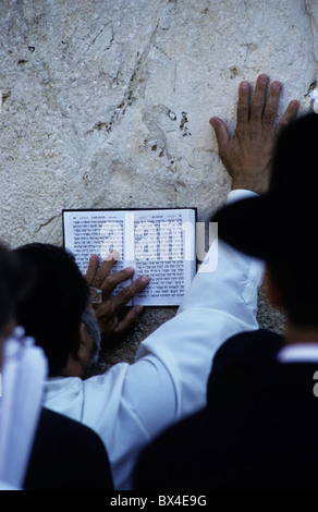 Mann Unterricht beten Buch Gebet Geschichte Religionsgemeinschaft Gruppe Hebraisch Heilige schreiben Handschrift Kriegstrophäe Stockfoto