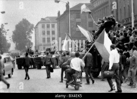 Sowjetische Fallschirmjäger, tschechoslowakische kommunistische Parteizentrale, Belagerung, protest Stockfoto