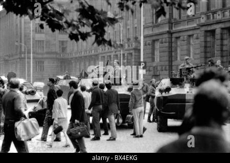 Sowjetische Fallschirmjäger, tschechoslowakische kommunistische Parteizentrale, Belagerung, protest Stockfoto