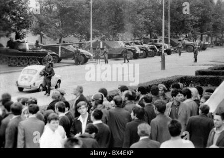 Sowjetische Fallschirmjäger, tschechoslowakische kommunistische Parteizentrale, Belagerung, protest Stockfoto