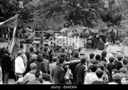 Sowjetische Fallschirmjäger, tschechoslowakische kommunistische Parteizentrale, Belagerung, protest Stockfoto