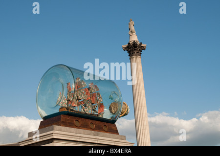 Schiff in einer Flasche-Artwork und Nelsonsäule, Trafalgar Square, London, UK Stockfoto