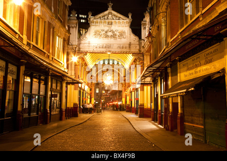 Alte beleuchtet Straße in London bei Nacht Stockfoto