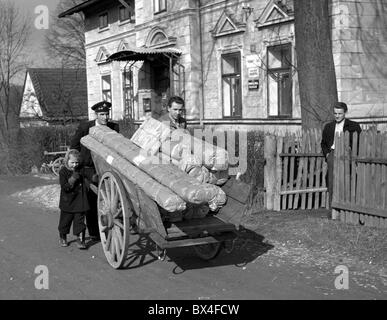 Brezova - Tschechoslowakei, 1950.  Postbote schiebt geladenen Wagen auf seinem Weg zur post. CTK Vintage Photo Stockfoto