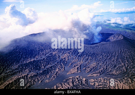 Mount Bembow, ein aktiver Vulkan auf der Insel Ambrym, Vanuatu, Südseeinseln. Stockfoto