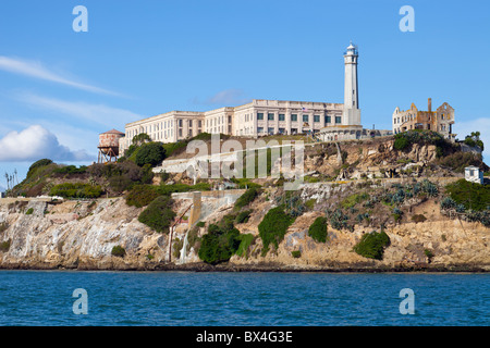 Alcatraz-Insel in der Bucht von San Francisco, von Südosten gesehen. Stockfoto