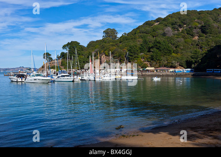 Boote angedockt an der öffentlichen Marina Ayala Bucht auf Angel Island State Park, Kalifornien. Stockfoto