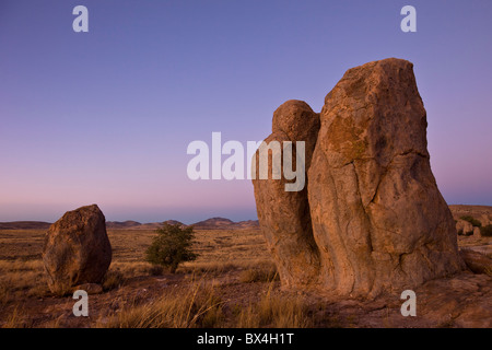 30 Millionen Jahren aus vulkanischer Asche gebildet dominieren vor, einzigartige monolithischen Felsformationen den City of Rocks State Park-Campingplatz in New Mexico, USA. Stockfoto